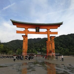 großes rotes Tori des Itsukushima Schreins auf der heiligen Insel Miyajima, Japan