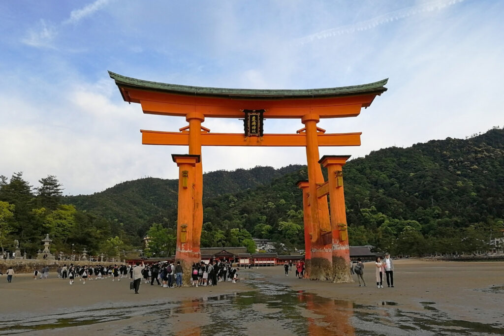 großes rotes Tori des Itsukushima Schreins auf der heiligen Insel Miyajima
