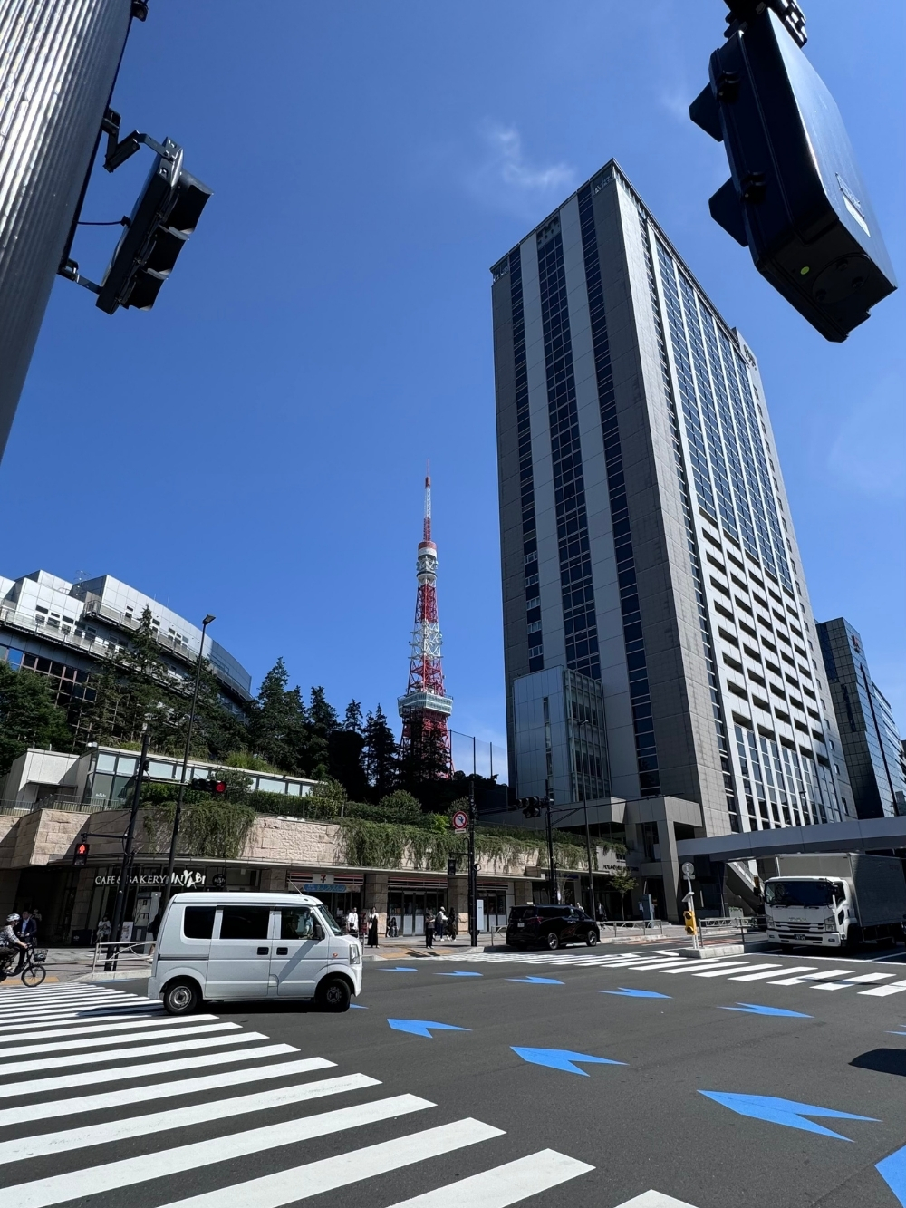 Straße Auto in Tokyo, im Hintergrund der Tokyo-Tower
